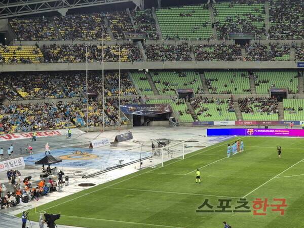 대구 서포터즈와 팬들을 향해 경기전 인사하는 대구FC 선수단의 모습