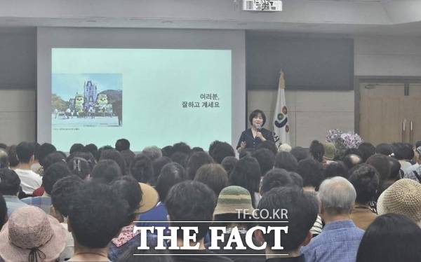 대전 중구는 2일 '2025 중구아카데미' 첫 번째 명사 특강으로 이금희 아나운서를 초청해 구청 대회의실에서 개최했다. /대전 중구
