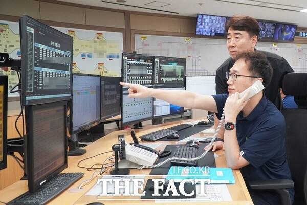대전교통공사는 폭염특보에 대응해 '대전 0시 축제' 기간 도시철도 냉방을 최대한 가동한다. 사진은 도시철도 스마트 공조 및 피크 전력 등을 통제하는 종합관제실 기계관제 모습. /대전교통공사