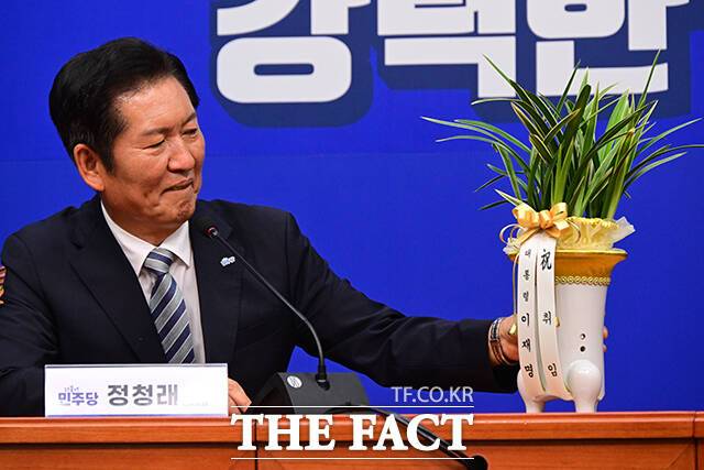 정청래 더불어민주당 신임 대표가 4일 오후 서울 여의도 국회에서 우상호 대통령실 정무수석을 통해 전달 받은 이재명 대통령 축하난을 바라보고 있다. /국회=남윤호 기자