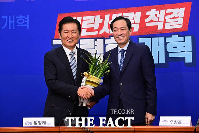 '이재명 대통령의 축하난' 품은 정청래 당대표. 오른쪽은 우상호 대통령실 정무수석.