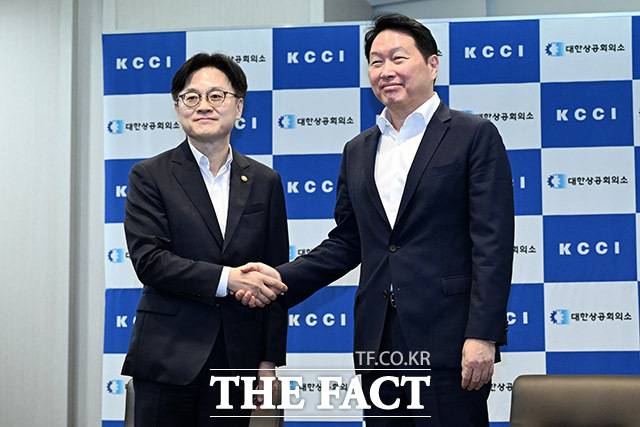 김정관 산업통상자원부 장관(왼쪽)과 최태원 대한상공회의소 회장이 4일 오후 서울 중구 대한상공회의소에서 만나 면담에 앞서 기념촬영을 하고 있다. /남용희 기자