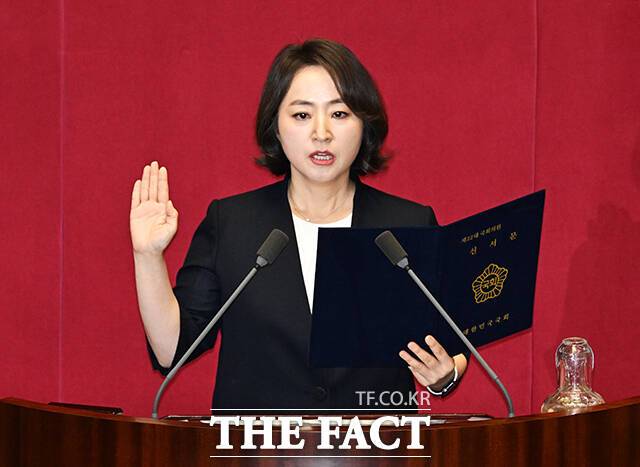 비례대표 의원직을 승계한 이주희 더불어민주당 의원이 4일 오후 서울 여의도 국회에서 열린 본회의에 참석해 의원선서를 하고 있다. /국회=배정한 기자