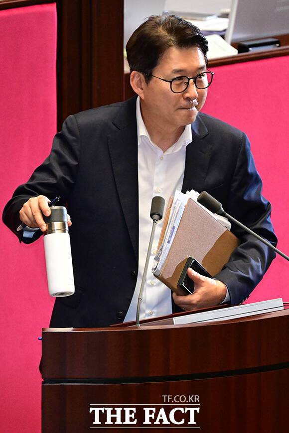 무제한 토론을 위한 서류와 텀블러는 기본.