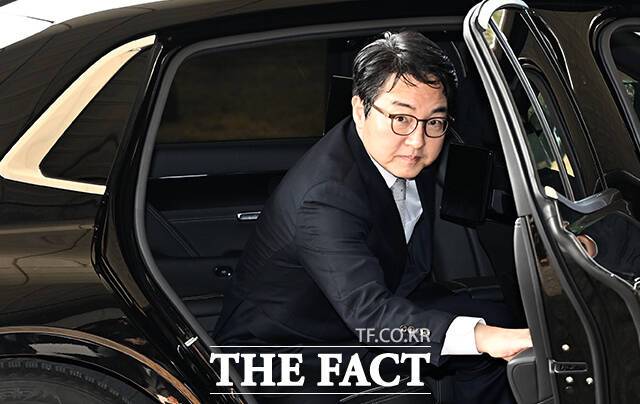 심우정 전 검찰총장이 3월 10일 오전 서울 서초동 대검찰청으로 출근하며 차량에서 내리고 있다. /임영무 기자