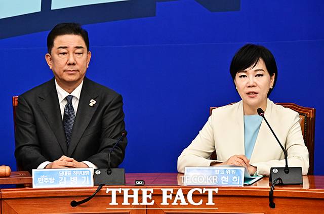 김병기 민주당 원내대표(왼쪽)는 1일 페이스북을 통해 "세제 개편안에 따른 우려와 걱정의 목소리가 많다"며 "당내 조세정상화특별위원회와 코스피 5000특위를 중심으로 대주주 기준 상향 가능성 검토 등을 살피고 당정 간 긴밀한 협의로 투자자 불신 해소에 주력하겠다"고 수습에 나섰다./국회=배정한 기자