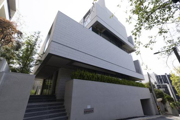 이선호 실장이 지난 5월 170억 원에 매입한 건물. 두 건물은 서로 붙어 있는 데다 분위기도 비슷하다. 지호영 기자