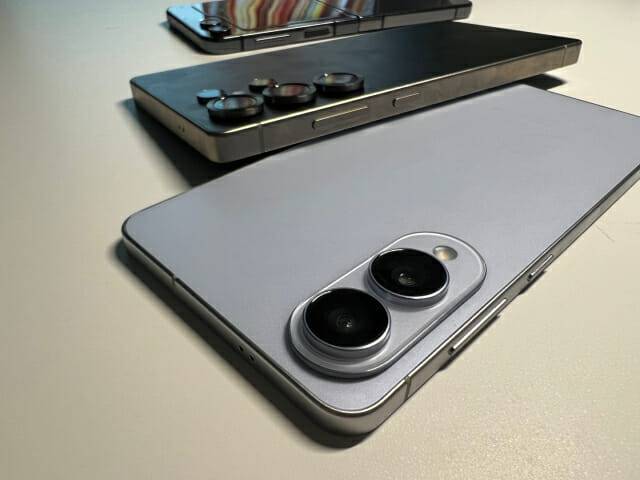 기기 후면. 아래쪽부터 갤럭시S25 엣지, 갤럭시S25 울트라, 갤럭시 Z플립5 (사진=지디넷코리아 신영빈 기자)