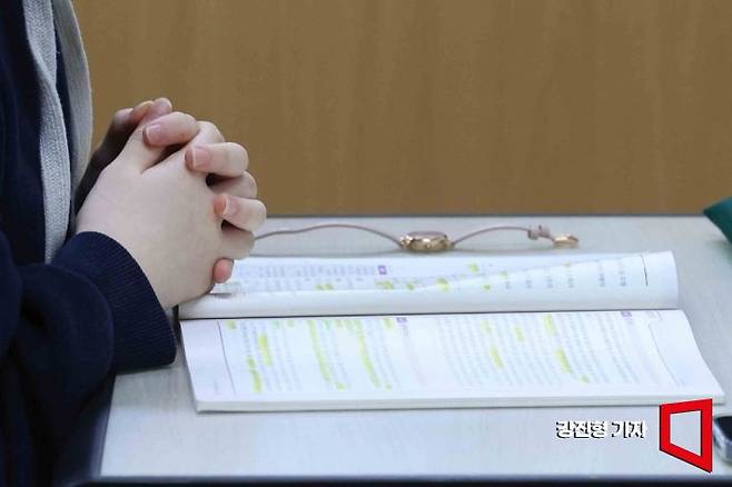 2025학년도 대학수학능력시험이 실시된 14일 오전 서울 영등포구 여의도여자고등학교에서 수험생들이 시험 시작을 기다리고 있다. 사진공동취재단