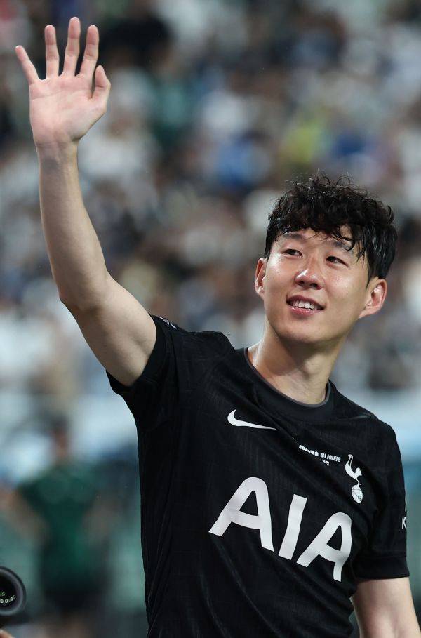 토트넘 홋스퍼 손흥민이 3일 서울월드컵경기장에서 열린 2025 쿠팡플레이 시리즈 뉴캐슬 유나이티드와의 친선경기가 끝난 뒤 눈물을 흘리며 관중에게 인사하고 있다.   [사진 제공= 연합뉴스]