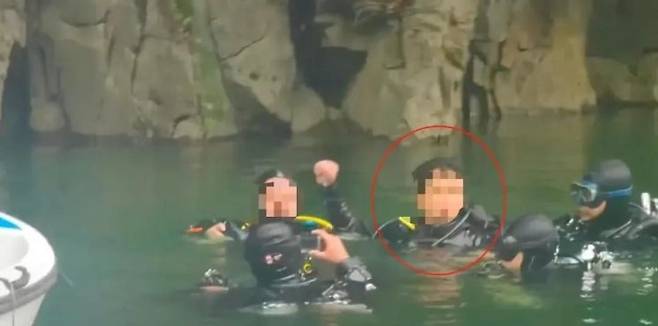 중국 후난성 샹시 자치주의 푸룽진 인근 강에서 다이빙을 하다 실종된 40대 남성 왕모씨가 5일만에 기적적으로 생환했다. 중국 광명망 캡처.