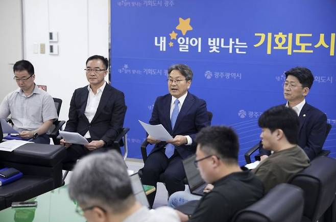 강기정 광주시장이 4일 오전 시청 5층 기자실에서 출입기자들과 차담회를 갖고 인권 감수성 제고를 위한 조사 결과 등 시정 주요 현안에 대해 설명하고 있다. 광주시 제공
