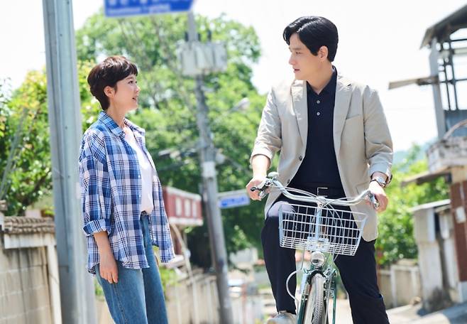 ‘첫사랑을 위하여’ 당연했던 오늘이 무너졌을 때, 우리는 무엇을 깨닫는가