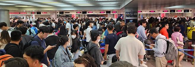 입국하려는 사람들로 붐비는 베트남 호찌민 떤선녓 공항. /호찌민=이미지 기자