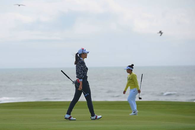 김아림(왼쪽)과 야마시타 미유가 AIG 여자 오픈 최종 라운드 한 조에서 경기를 했다. 야마시타에게 1타 뒤진 채로 출발한 김아림은 역전 우승을 노렸으나 1타를 잃고 공동 4위로 마쳤다. 이날 2번 홀 그린에서 퍼팅을 준비하러 움직이는 두 선수. /AP 연합뉴스
