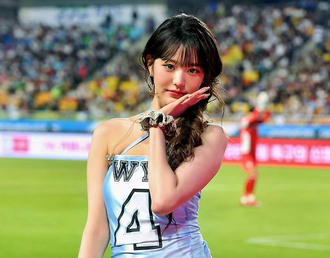 지난달 30일 오후 경기 수원시 팔달구 수원월드컵경기장에서 열린 2025 쿠팡플레이 시리즈 뉴캐슬 유나이티드와 팀 K리그의 경기에서 하프타임 공연을 마친 아이브 장원영이 그라운드를 나서고 있다./뉴시스
