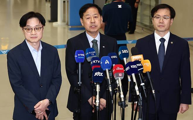 구윤철(가운데) 부총리 겸 기획재정부 장관이 1일 오후 인천국제공항 제2터미널에서 한미 관세협상 관련 취재진 질의에 답변하고 있다. 왼쪽부터 김정관 산업통상자원부 장관, 구 부총리, 여한구 통상교섭본부장. /뉴스1
