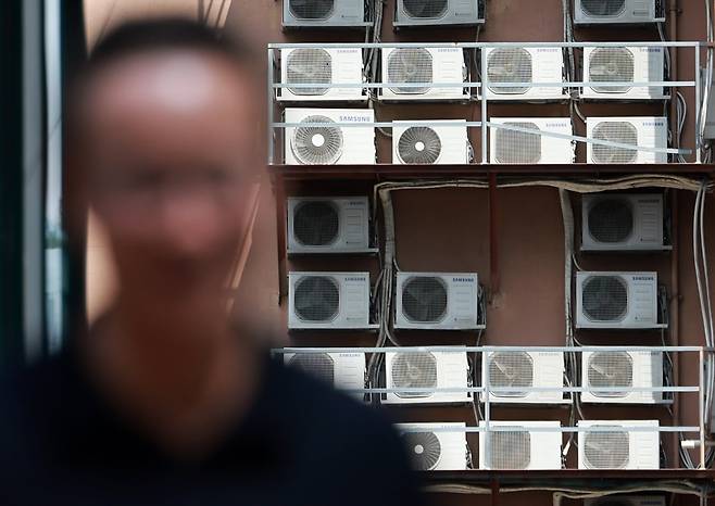 4일 서울 시내의 한 건물에 에어컨 실외기가 가득하다. /뉴시스