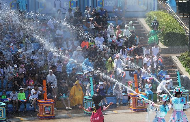 폭염이 이어지고 있는 10일 경기도 용인시 에버랜드를 찾은 시민들이 '슈팅 워터 펀 시즌2' 공연을 즐기고 있다. / 연합뉴스