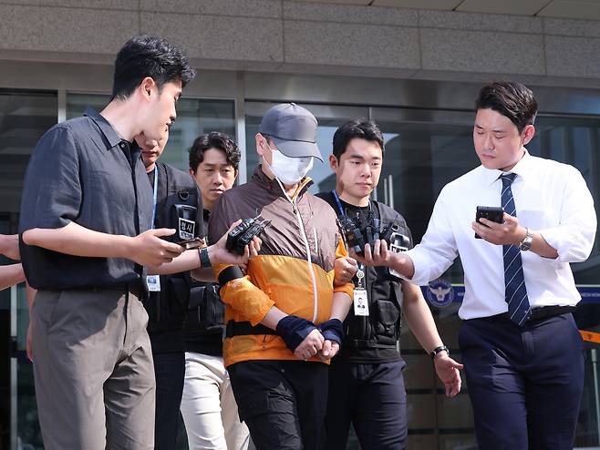 사제 총기 살해 사건 피의자 A 씨(62·남)가 30일 오전 인천논현경찰서에서 검찰로 송치되고 있다. /뉴스1