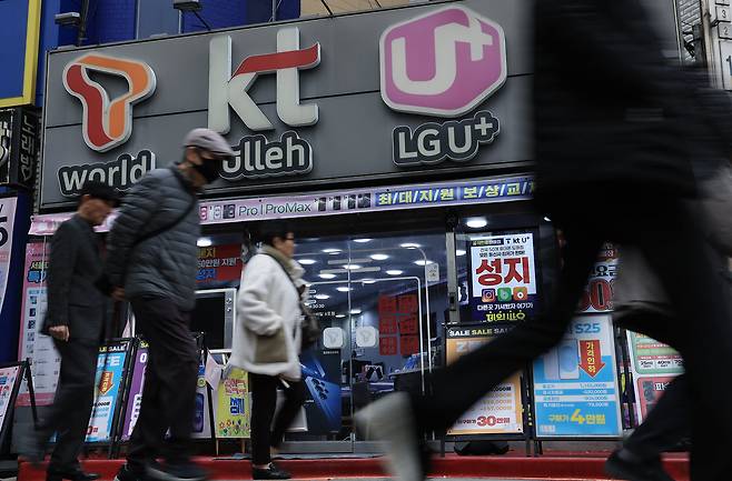 서울의 한 휴대폰 매장 앞으로 시민이 지나가고 있다. /뉴스1