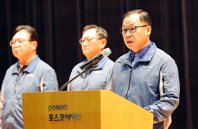 정희민 포스코이앤씨 사장이 지난 29일 인천 송도 본사에서 연이은 현장 사망사고와 관련한 담화문을 발표하고 있다./연합뉴스