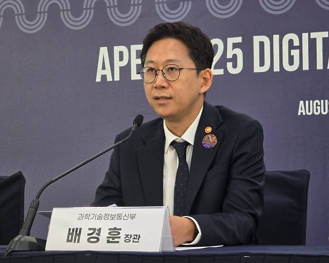 배경훈 과학기술정보통신부 장관이 4일 인천 연수구 송도컨벤시아에서 열린 ‘APEC 디지털·AI 장관회의’를 주재한 후 기자 브리핑을 진행하고 있다./정두용 기자