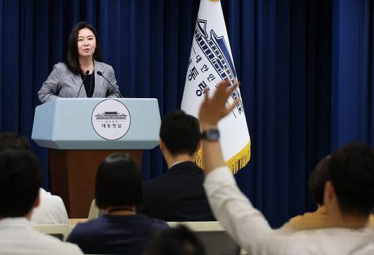 강유정 대변인이 4일 용산 대통령실 기자회견장에서 비서실장 주재 수석보좌관회의 브리핑 후 기자들의 질문을 받고 있다. 연합뉴스