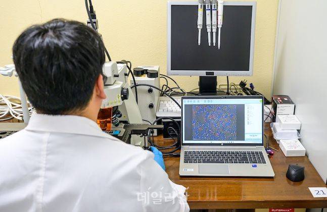 씨수소 정자의 상태를 연구하는 모습. ⓒ데일리안 배군득 기자