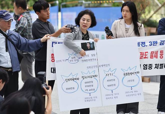 김영선 국민의힘 전 의원이 4일 조사를 받기 위해 민중기 특별검사팀이 있는 서울 종로구 KT광화문빌딩 웨스트로 출석, 취재진의 질문에 답하고 있다. ⓒ연합뉴스