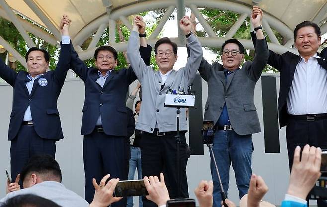 지난 5월 11일 이재명 당시 더불어민주당 대선 후보가 전남 해남군 해남읍 인근 광장에서 연설을 마친 뒤 박지원·서삼석·정청래 의원 등과 손을 맞잡고 주민들에게 인사하고 있다. ⓒ뉴시스