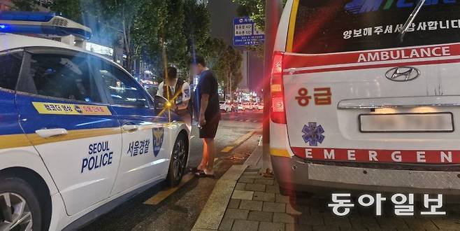 지난달 17일 오후 9시 반경 서울 관악구의 한 도로에서 불법 운행하던 사설 구급차 운전자가 경찰의 주의를 받고 진술서를 작성하고 있다. 환자를 태우지 않은 채 인도에 구급차를 불법 주차한 이 운전자는 “당구장에 지인을 만나러 가던 길이었다”고 진술했다. 최효정 기자 hyoehyoe22@donga.com