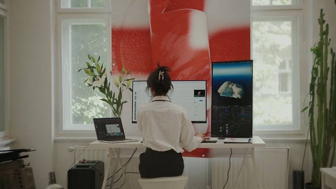 국립현대미술관과 LG전자가 올해 처음 선보인 ‘MMCA×LG OLED 시리즈’에 참여한 추수 작가가 작품을 제작하는 모습. 추수 작가 제공