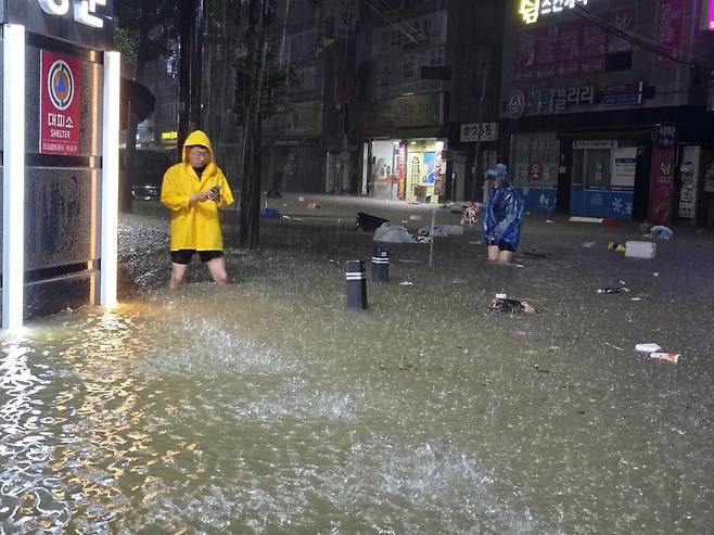 호우경보가 내린 지난 3일 오후 광주 북구 운암동 일대 도로가 침수돼 성인 무릎까지 잠겨있다. (광주 북구 제공) 2025.8.3/뉴스1