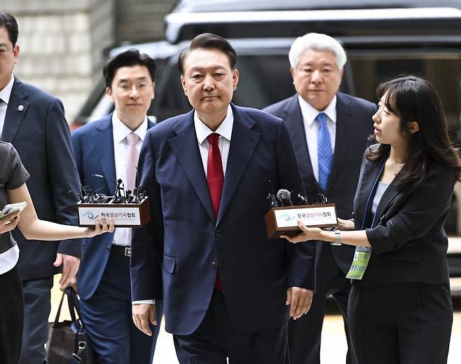 12·3 비상계엄과 관련해 특검의 수사를 받는 윤석열 전 대통령이 두 번째 구속 전 피의자심문(영장실질심사)를 받기 위해 9일 오후 서울 서초구 중앙지방법원으로 출석하고 있다. 2025.7.9/뉴스1