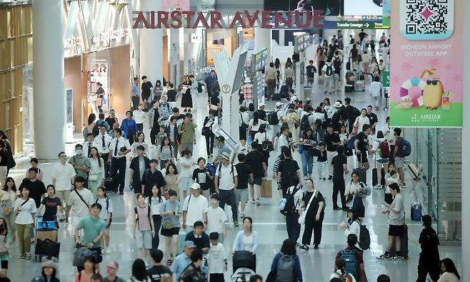 본격적인 여름 휴가철이 시작된 27일 오전 인천국제공항 1터미널 면세구역이 해외여행을 떠나는 여행객들로 북적이고 있다. 2025.7.27/뉴스1