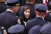무슬림 경찰관의 장례식에 참석한 캐시 호컬 뉴욕주지사(가운데 히잡을 쓴 여성. EPA 연합뉴스