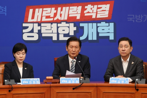 더불어민주당 정청래 신임 대표가 4일 서울 여의도 국회에서 열린 최고위원회의에서 발언하고 있다.  [연합뉴스]