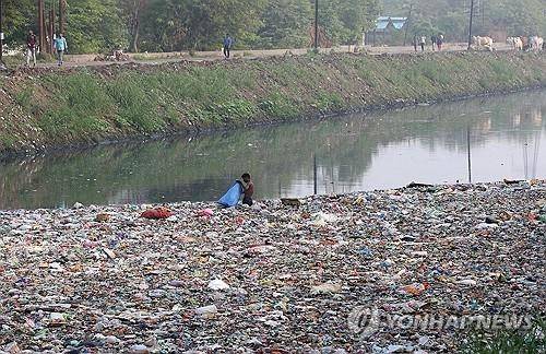 지난해 인도 강변 뒤덮은 플라스틱 쓰레기. EPA 연합뉴스 자료사진