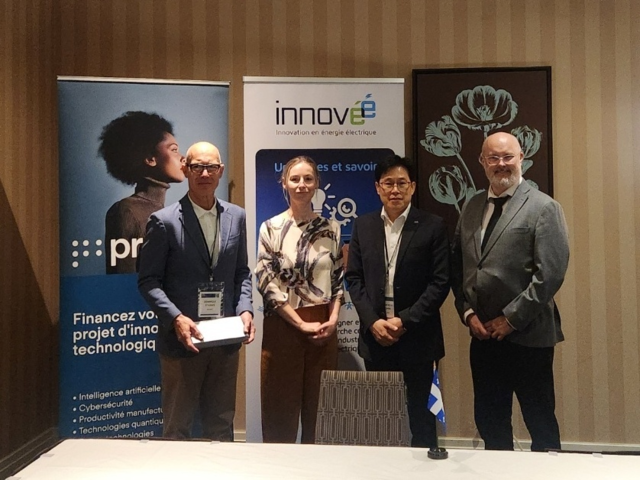 도미니크 생루이(왼쪽부터) 프롬프트 대표 직무대행, 막심 두셋 이노비 COO, 신준우 IITP 본부장, 마르코 블루앵 캐나다 퀘백 경제혁신에너지부 총괄국장이 지난달 31일 캐나다 몬트리올에서 열린 CKC2025 IITP 세션에서 협약을 맺고 기념촬영하고 있다. IITP 제공