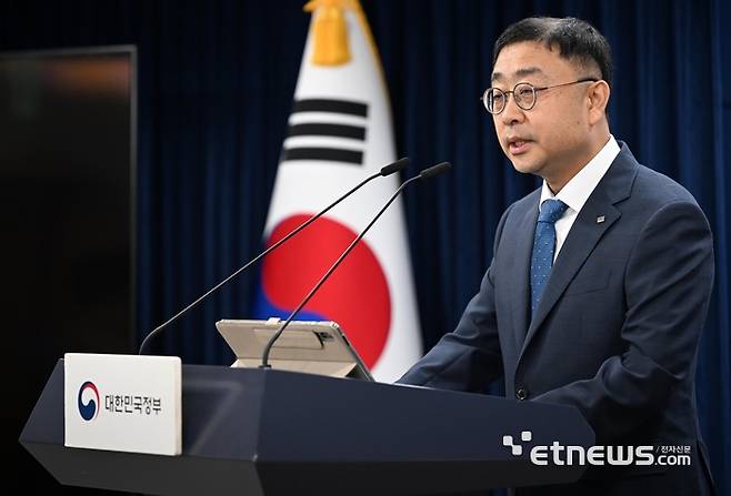 송상훈 과학기술정보통신부 정보통신정책실장이 4일 서울 종로구 정부서울청사에서 브리핑을 하고 있다. 이동근기자 foto@etnews.com