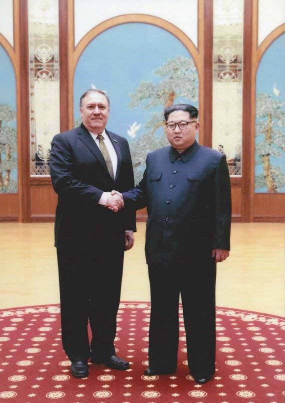 마이크 폼페이오 미국 국무부 장관과 김정은 북한 국무위원장이 악수를 하고 있다. 폼페이오 장관은 CIA 국장이자 대통령 특사 자격으로 지난 2018년 부활절 주말(3월31일∼4월1일) 북한을 방문했다. 세라 샌더스 백악관 대변인은 지난 2018년 4월 26일(현지시간) 이 사진을 공개하면서 구체적인 촬영 날짜와 세부 장소는 언급하지 않았다. 백악관 제공·연합뉴스