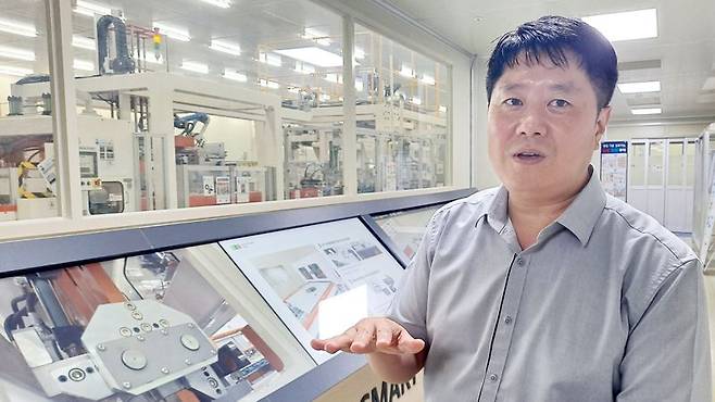 조현성 신성이엔지 이사가 4일 경기 용인 스마트팩토리에서 반도체 장비 제조 과정을 설명하고 있다. 사진=강경래 기자