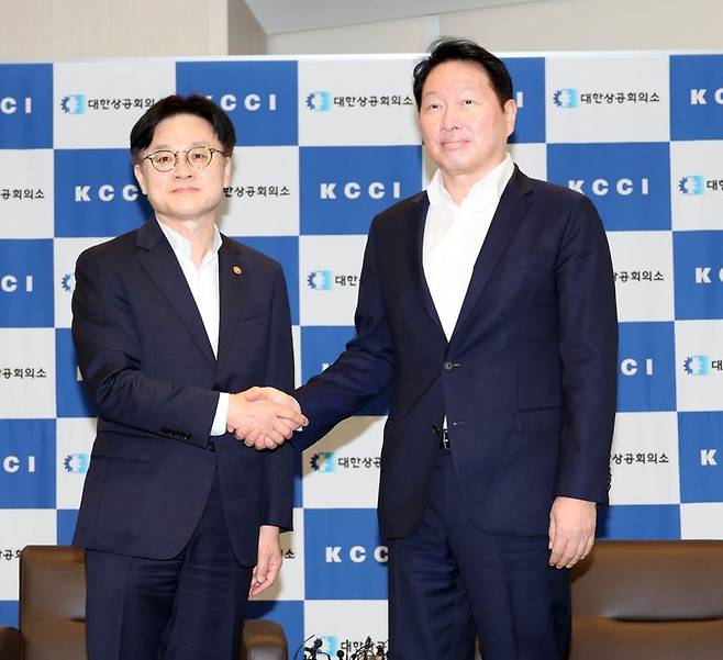 최태원 대한상의 회장(오른쪽) 4일 서울 중구 대한상의회관에서 김정관 산업통상자원부 장관을 만나 인사를 나누고 있다. 상의 제공
