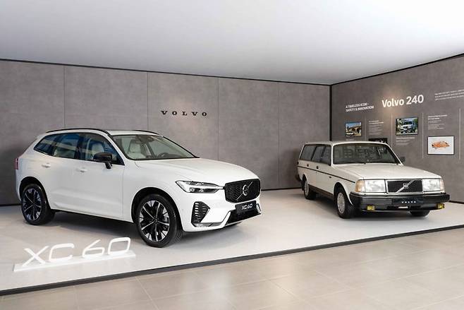 서울 용산 볼보 전시장에서 볼보 신형 XC60과 240이 전시된 모습. 볼보자동차코리아 제공