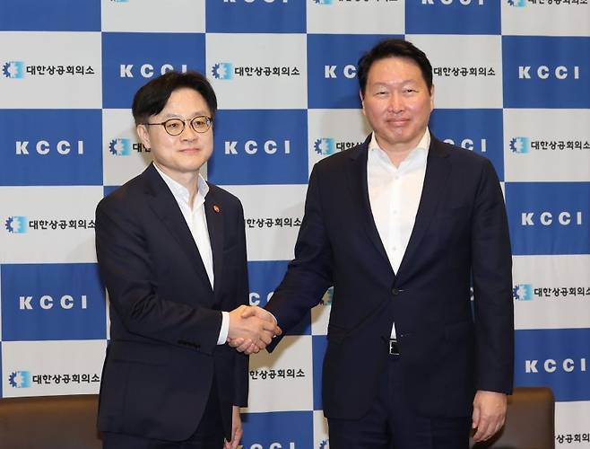 김정관 산업통상자원부 장관(왼쪽)과 최태원 대한상공회의소 회장이 4일 서울 중구 대한상의 회관에서 만나 악수하고 있다.연합뉴스