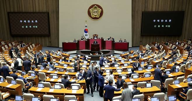 국회는 4일 본회의를 열어 양곡관리법 등 비쟁점법안들을 처리한 뒤 여야 쟁점법안인 방송법 일부 개정안을 상정했다. 방송법 개정안이 상정되자 국민의힘 의원 107명은 필리버스터(무제한 토론)를 신청했다. 첫 주자로 나선 국민의힘 신동욱 의원이 본회의장 연단에 서자 더불어민주당 의원들이 본회의장을 떠나고 있다. 연합뉴스