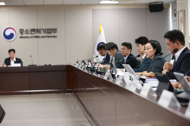 한성숙 중소벤처기업부 장관이 4일 세종 청사에서 열린 '소비촉진 및 수출대응 등 주요 현안 점검 회의'를 주재하고 있다. (사진은 기사와 관련 없음)&nbsp;(중소벤처기업부 제공)
