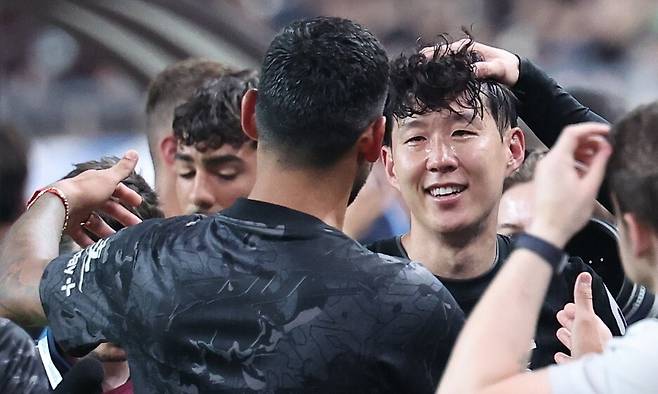 올여름 팀을 떠나기로 한 토트넘 홋스퍼 손흥민이 3일 서울월드컵경기장에서 열린 2025 쿠팡 플레이 시리즈 뉴캐슬 유나이티드와의 친선경기에서 교체된 뒤 동료들의 인사를 받으며 눈물을 흘리고 있다. 연합뉴스