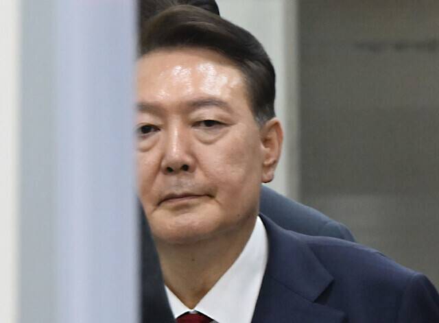 12·3 비상계엄과 관련해 특검 수사를 받는 윤석열 전 대통령이 지난달 9일 서울 서초구 서울중앙지법에서 열린 영장실질심사에 출석하고 있다. 사진공동취재단